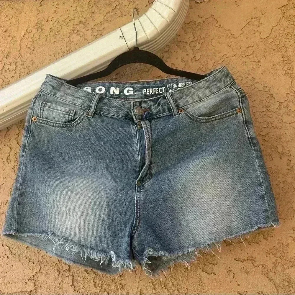 S.O.N.G | shorts | distressed| floral pockets size 13/31